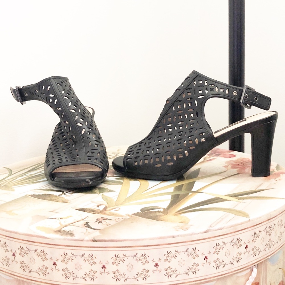 BUCKLED HOLE DESIGN HEEL